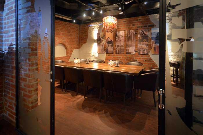 Juhli pienseurueessa tai isommallakin porukalla: Olut- ja viski-tastingit illan kohokohtana Teerenpelissä