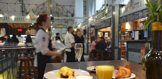 Ranskalainen aamiainen ja brunssi Kauppahallissa. Ravintola 4 Vuodenaikaa, Tampereen kauppahalli