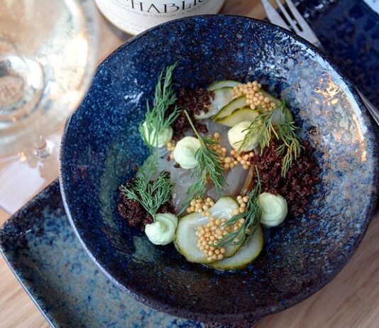 Viila valloittaa mutkattomasti maut tikissä – korttelibistrossa kokataan kovaa