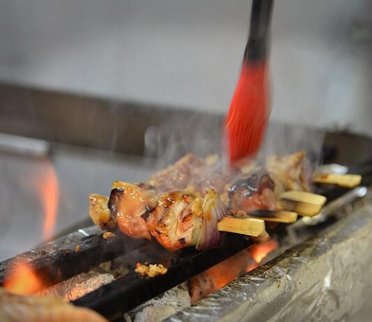 Marusekissa on sekä grilli että kokki liekeissä – Vartaat tirisevät uudessa japanilaisessa yakitori-grillissä