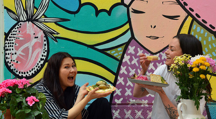 Olympian sisäpihan Puutarha uudistui – tällä salaisella kesäterassilla sadekaan ei haittaa