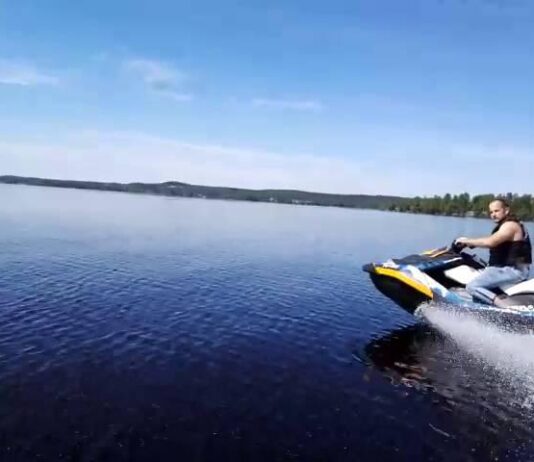 Vesijettivuokraamo Tampereella: Sea Doo Spark -vesijetillä Pyynikinharjun maisemissa