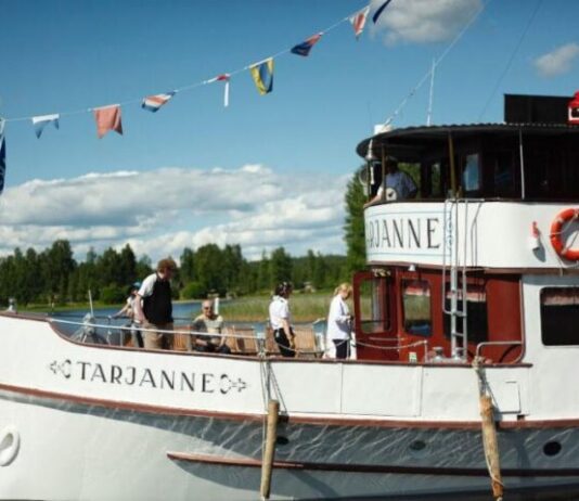 Viikinsaaressa ja Hopealinjojen laivoilla juhlitaan keskikesää tunnelmallisesti Ravintolalaiva Tarjanne