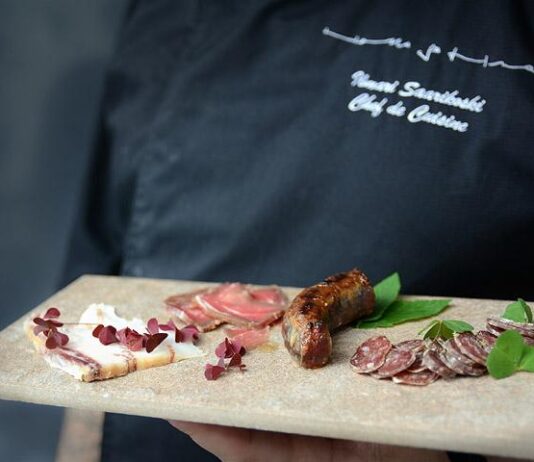 Apéro Hellassa & Huoneessa