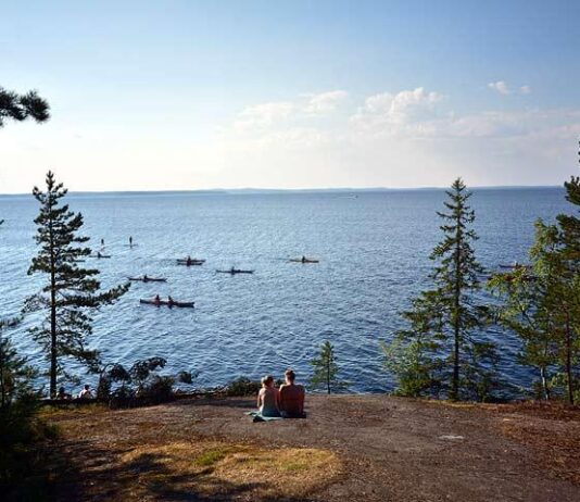 Sileät rantakalliot ja kangasmetsät houkuttelevat Näsijärven rantaan Kauppiin