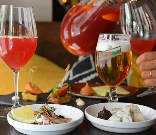 Tapaksia ja raikkaita juomia Bodega Saludin suvessa