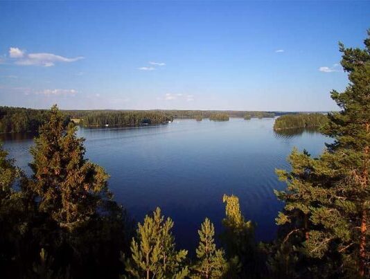 Tuhnunvuori ja pirunluola – kaunis luontokohde Pyhäjärven rantakallioilla