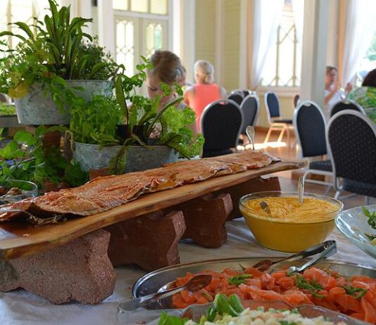 Ravintola Viikinsaaren runsas brunssi tarjoaa aitoja makuja
