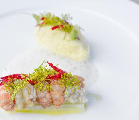 Hella & Huone ryhtyi rapuilemaan – Viiden ruokalajin rapumenu elokuussa