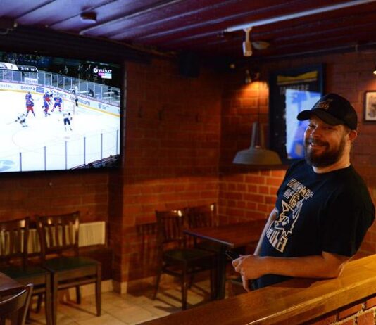 Konttorissa SM-liigaa ja muuta sporttia jättinäytöltä sekä hanatolkulla maltaisia makuja