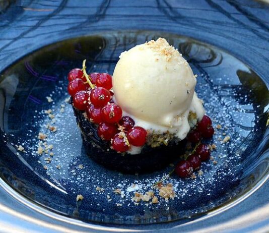 Tuhton uusissa herkuissa omien mehiläisten makurikasta hunajaa