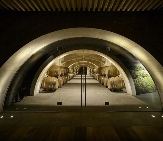 Corte Lenguin -viinintekijäillallinen – viinimaistele, illasta ja majoitu Vaihmalan Hovissa 27.10.