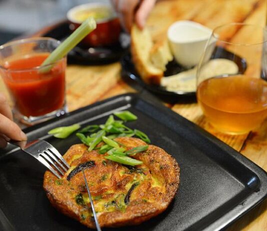 Armas Kuppilan brunssi tuo Bloody Maryn samaan pöytään kananmunan kanssa