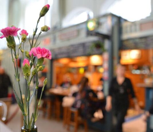 4Vuodenaikaa hyödyntää paikallista olutta bliniviikoillaan 4Vuodenaikaa -ravintola Tampereen Kauppahallissa