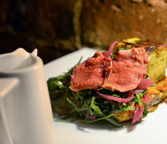 Mangalitza-possu maistuu ja blini paistuu Tiiliholvin talvessa