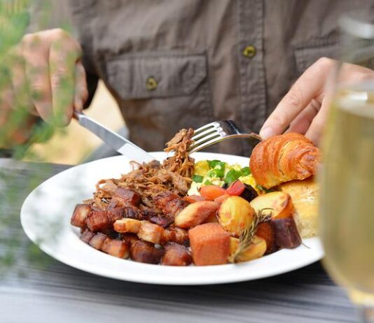 Ahlmanin Annan lasitetulla terassilla nautitaan aamiaista, lounasta ja brunssiherkkuja