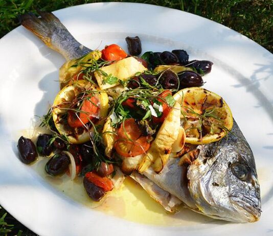 Piemonten värikylläisessä kesässä ui kultaotsa-ahven ja maistuu mustaherukka-semifreddo