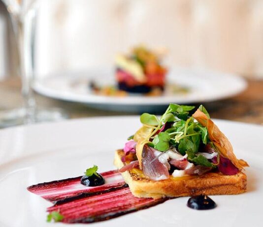 Vaihmalan Hovin Viinillinen Viikonloppu Rovellotti-viinein ja keittiötiimin huikein menuin – Suosittu tapahtuma kasvoi kaksipäiväiseksi