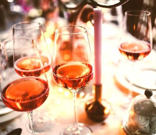 Mieletöntä meininkiä ja pirunmoiset pikkujoulupirskeet – Lakimiesten vinkit juhlakauteen