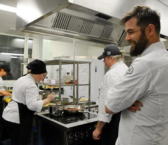 Suomi-menu Ranskaan – Ahlmanin Pasi Lassila ja C:n Ilkka Isotalo tiimin ohjissa