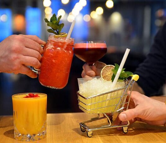 Periscopen lounge barissa cocktailit valmistuvat käsityönä