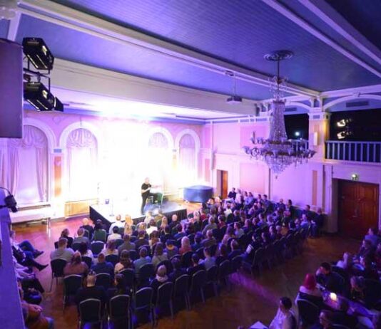 Väliaikatarjoilu ja Show & Dinner Tampereen Komediateatterilla Komediateatterin stand up -keikat