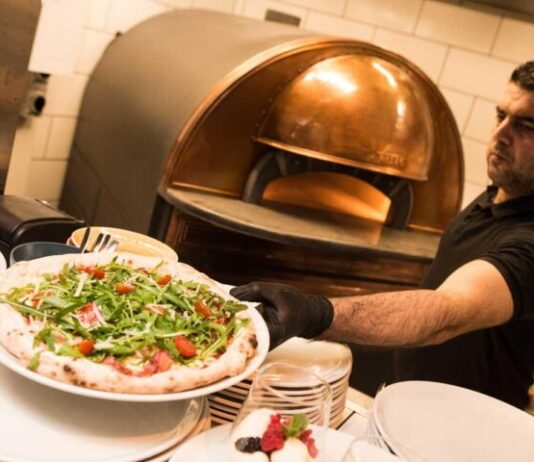 Don Franco on aika kova kaveri – toi napolilaisen pizzan Kyttälään