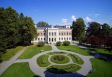 Hatanpään arboretum tarjoilee kesällä räiskyvää ruusujen kukkaloistetta Arboretumin kesäkahvilat. Kuva: Kohokohdat.fi