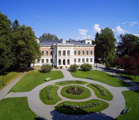 Hatanpään arboretum tarjoilee kesällä räiskyvää ruusujen kukkaloistetta Arboretumin kesäkahvilat. Kuva: Kohokohdat.fi