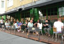 Sisko ja sen Veli terassilla – Korttelikapakka juhli synttäreitään Sisko ja sen Veli -pubin kesäterassi