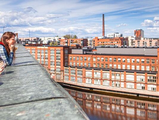 Kattokävelyä Finlaysonin tehdasrakennusten korkeuksissa: Roof Walk aloitti kevään ja kesän varaukset ennakkohintaan Kattokävelyä Tammerkosken äärellä.