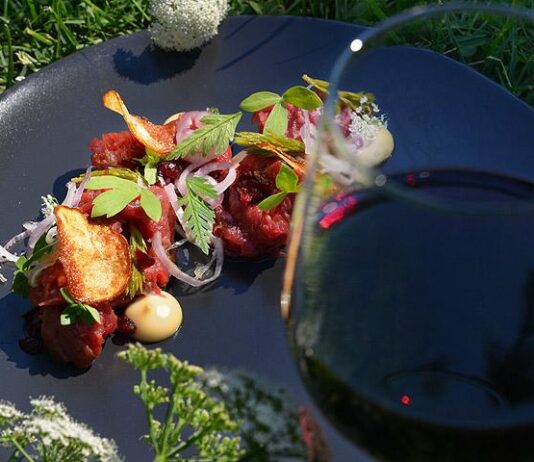 120-vuotta täyttävä Viikinsaari palvelee niin juhlavuosimenuin kuin piknik-herkuinkin