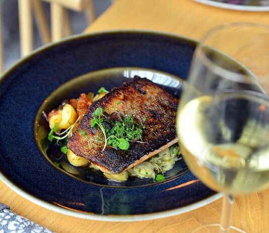 Tuhton uudet annosmaut ylistävät karitsaa, kotimaista kalaa ja oman puutarhan makuja