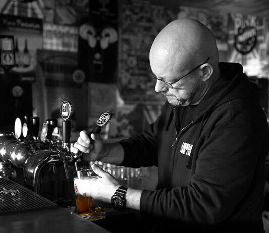 Uusi Sailor’s Bar & Grill on oikea merimiesbaari – Rommia, grilliruokaa ja seinät täynnä tarinoita