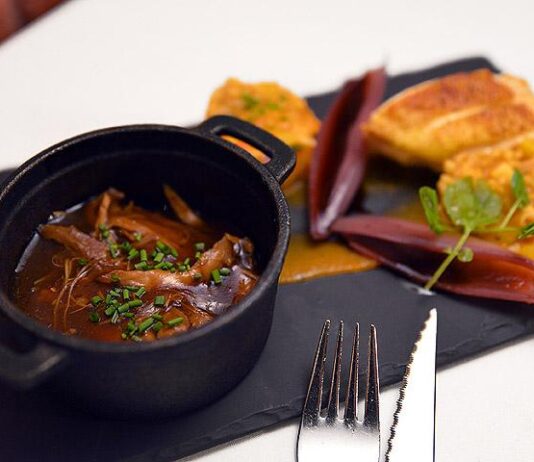 TAKE AWAY: Tiiliholvi sukeltaa kevättalveen ranskalaisin mauin – Kukkoa viinissä valmistetaan ehdasta kotimaisesta kukosta