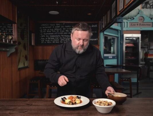 Kauppahallin 4 Vuodenaikaa -ravintolan nouto- ja toimitustuotteena ranskalainen kalakeitto BouillabaisseBoksina