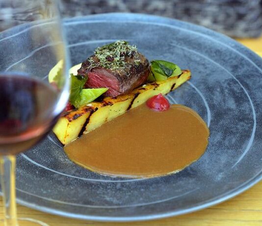 Dabbalin kesässä poro pyyhältää puutarhan puolelle – Tilaa yksittäin tai osana yllätysmenua