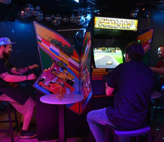 Arcade-pelibaari Noob avautui rautatieaseman takana – Tero Räisänen taituroi cocktailit Pac-Manin kylkeen