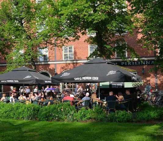 Tampereen terassit ja kesäkeitaat – parhaat kesäterassit esittäytyvät Pikilinnan kesäterassi Tammelassa. Klassikkoravintola Tampereella.