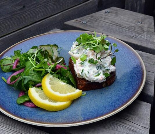 Tuhton annokset ja -juomat tuovat kesän maut kattopuutarhasta laseihin ja lautasille