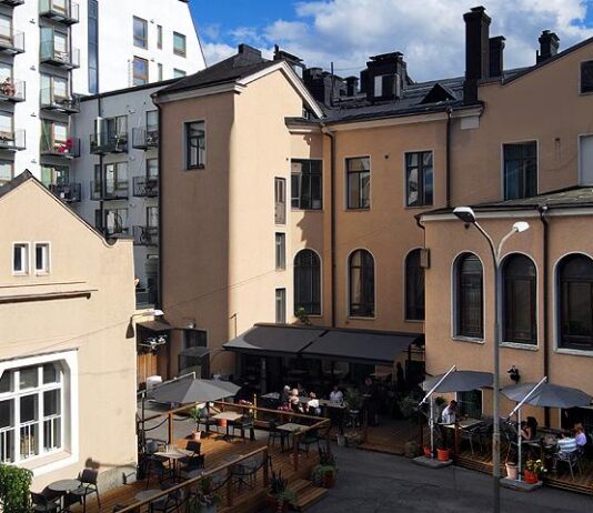 Tiiliholvin salainen sisäpiha ja kesäkeittiö avautui kesälounaalle Ravintola Tiiliholvi - Kesäravintola Tampereella: Kesäterassi Kauppakadun sisäpihalla.