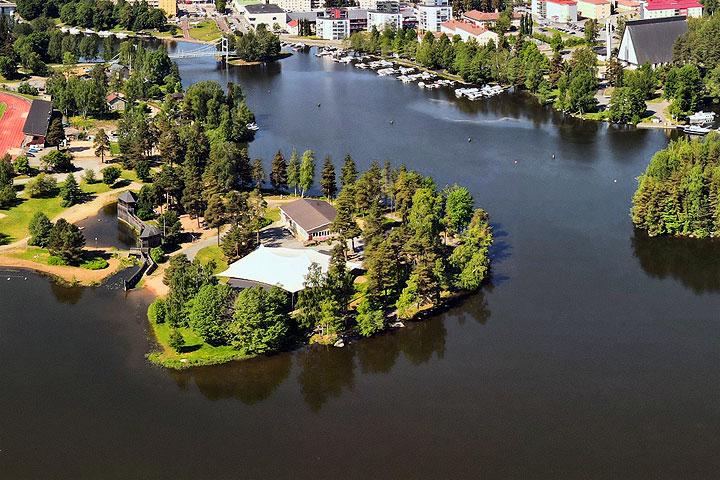 Valkeakosken Apianniemen kesäteatteri keskustaan päin kuvattuna.