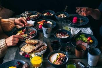 Ravintola Dabbalin pohjoinen aamiainen brunssityyliin – vappuviikonloppuna tarjolla kuusenkerkkäsimaa