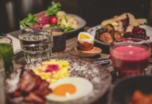 Hungry for Finland -kunniamaininnan saanut myöhäinen aamiainen Saivossa vetää vertoja brunssille Aamiainen kuin brunssi