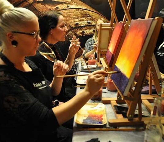 Paint & Party Tampere on hauskaa tekemistä joka soveltuu myös polttari- tai vaikka pikkujouluohjelmaksi Paint&Party Tampere - Maalausillat - Tekemistä Tampereella