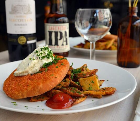 Pyyssä saa pärämätsiä ja fish & chipsiä ympäri vuoden – kortteliravintola kokkaa laadukasta grilliruokaa