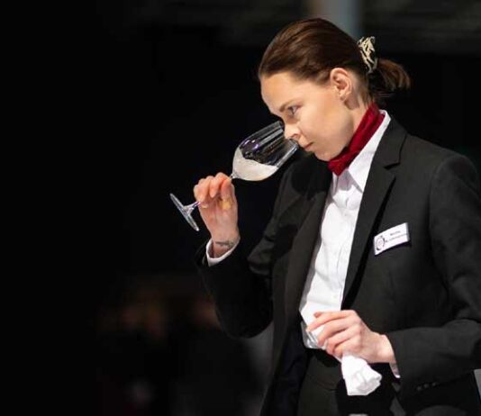 Ravinteli Huberin Henna Kolehmainen on Vuoden Tarjoilija 2021 Henna Kolehmainen, Vuoden tarjoilija 2021