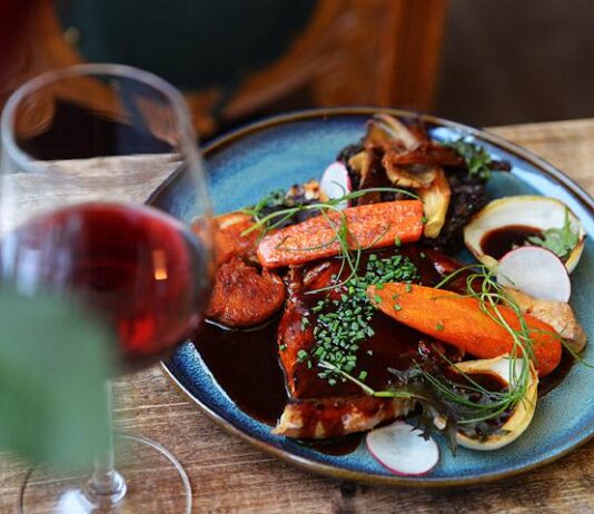 Bistro Kattila kokkaa ranskalaisia bistroannoksia – keittiömestarilla ranskalaisen keittiön opit hyppysissään Kattila - Ravintola Tampere - Bistro