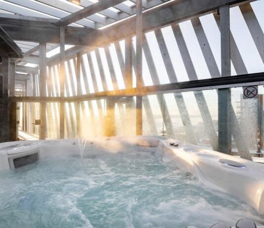 Tampereen uusimmalla kattoterassilla yhdistyvät Lapin maut, mystiikka ja ikoniset järvinäkymät Laawu, kattosauna Tampereen Lapland Hotels Arena