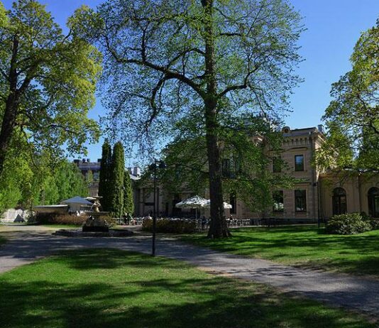 Finlaysonin Palatsin puistoravintola on Tampereen kätketty kesäkeidas Finlaysonin puisto – Wilhelm von Nottbeckin puisto